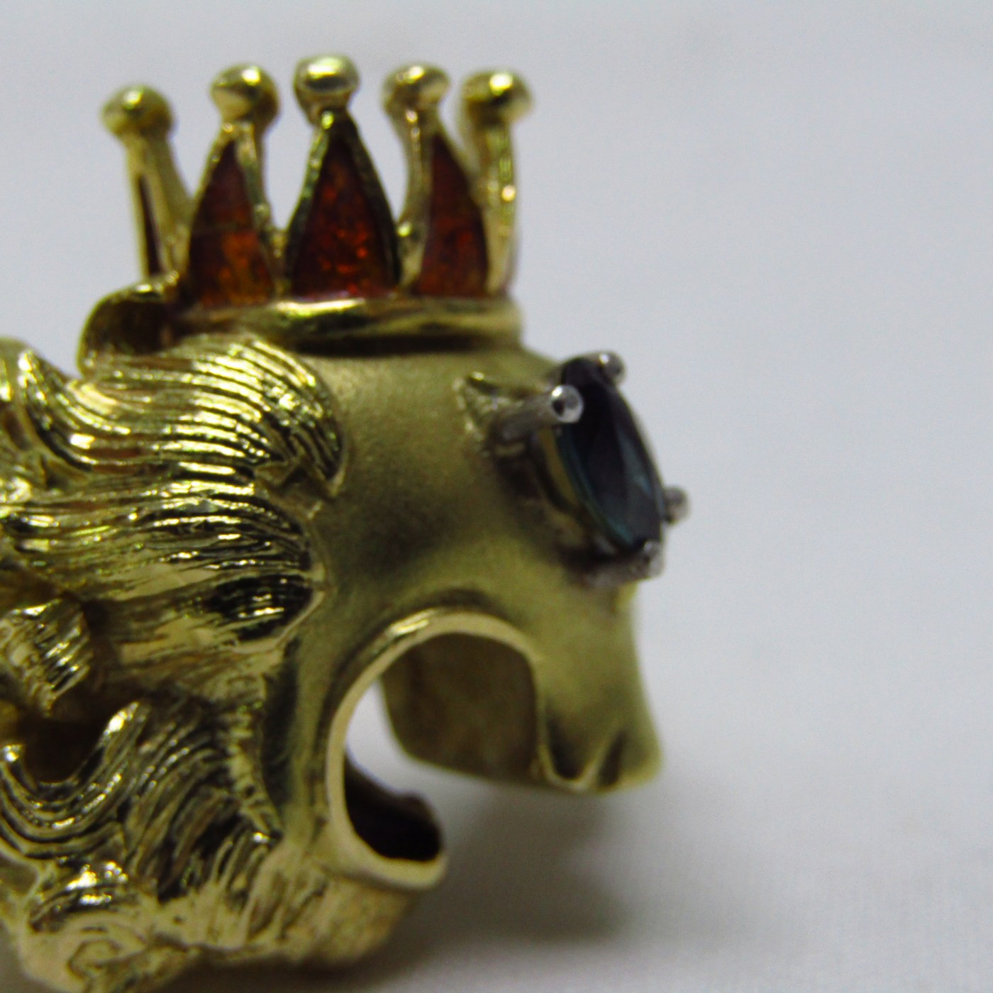Sortija artesanal realizada en Oro de 18k con forma de felino coronado, con esmalte, zafiro y brillante. 12,54 gr. Sortija artesanal realizada en Oro de 18k con forma de felino coronado, con esmalte, zafiro y brillante. 12,54 gr.