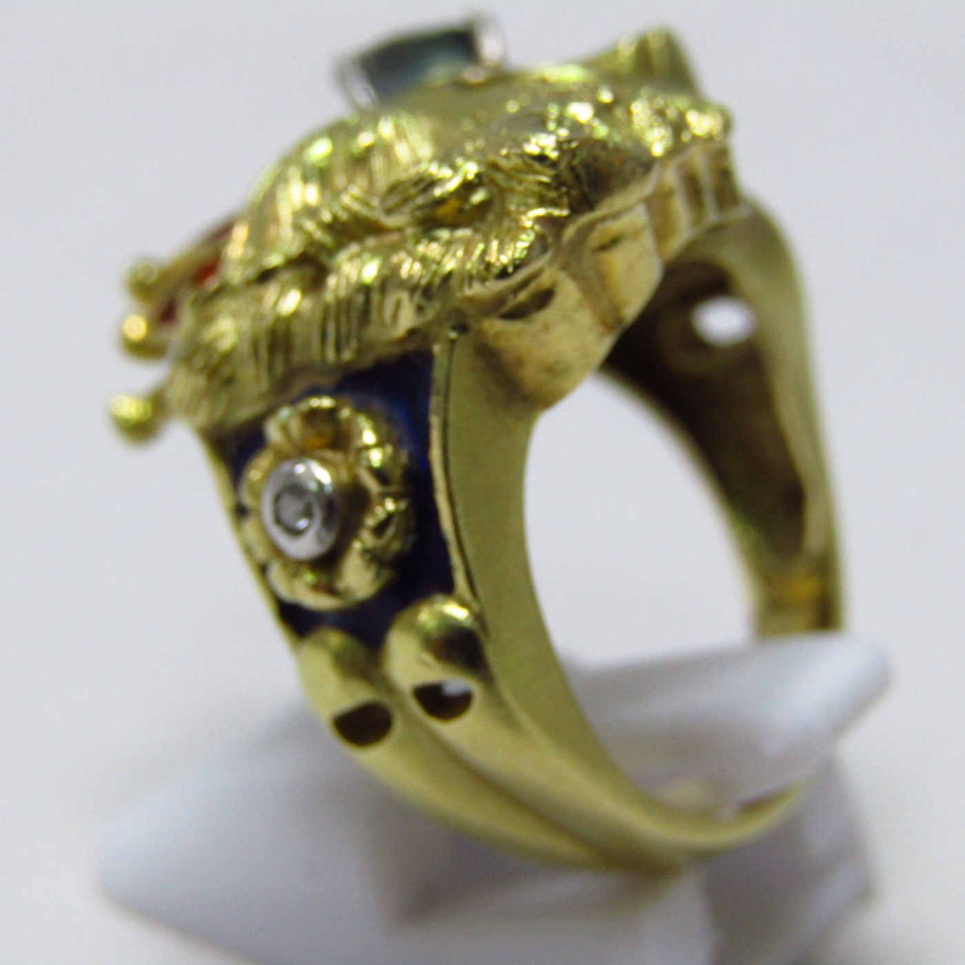 Sortija artesanal realizada en Oro de 18k con forma de felino coronado, con esmalte, zafiro y brillante. 12,54 gr. Sortija artesanal realizada en Oro de 18k con forma de felino coronado, con esmalte, zafiro y brillante. 12,54 gr.