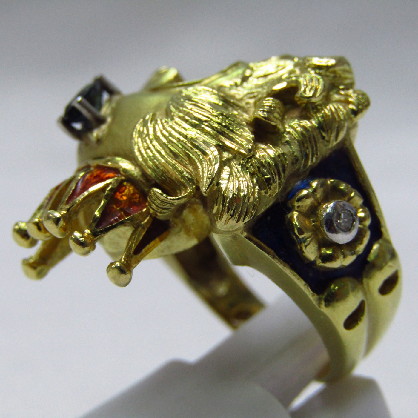 Sortija artesanal realizada en Oro de 18k con forma de felino coronado, con esmalte, zafiro y brillante. 12,54 gr. Sortija artesanal realizada en Oro de 18k con forma de felino coronado, con esmalte, zafiro y brillante. 12,54 gr.