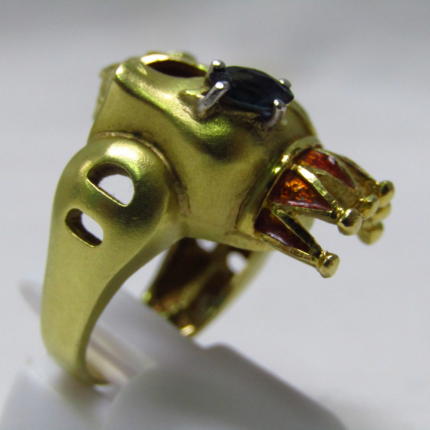 Sortija artesanal realizada en Oro de 18k con forma de felino coronado, con esmalte, zafiro y brillante. 12,54 gr. Sortija artesanal realizada en Oro de 18k con forma de felino coronado, con esmalte, zafiro y brillante. 12,54 gr.