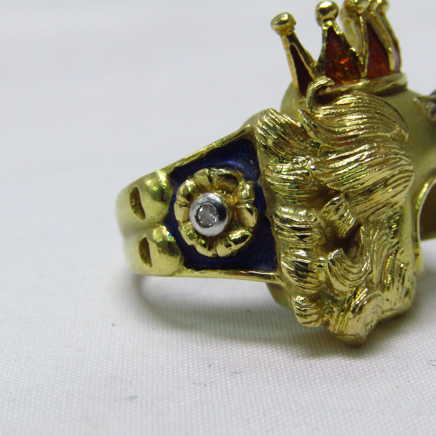 Sortija artesanal realizada en Oro de 18k con forma de felino coronado, con esmalte, zafiro y brillante. 12,54 gr. Sortija artesanal realizada en Oro de 18k con forma de felino coronado, con esmalte, zafiro y brillante. 12,54 gr.