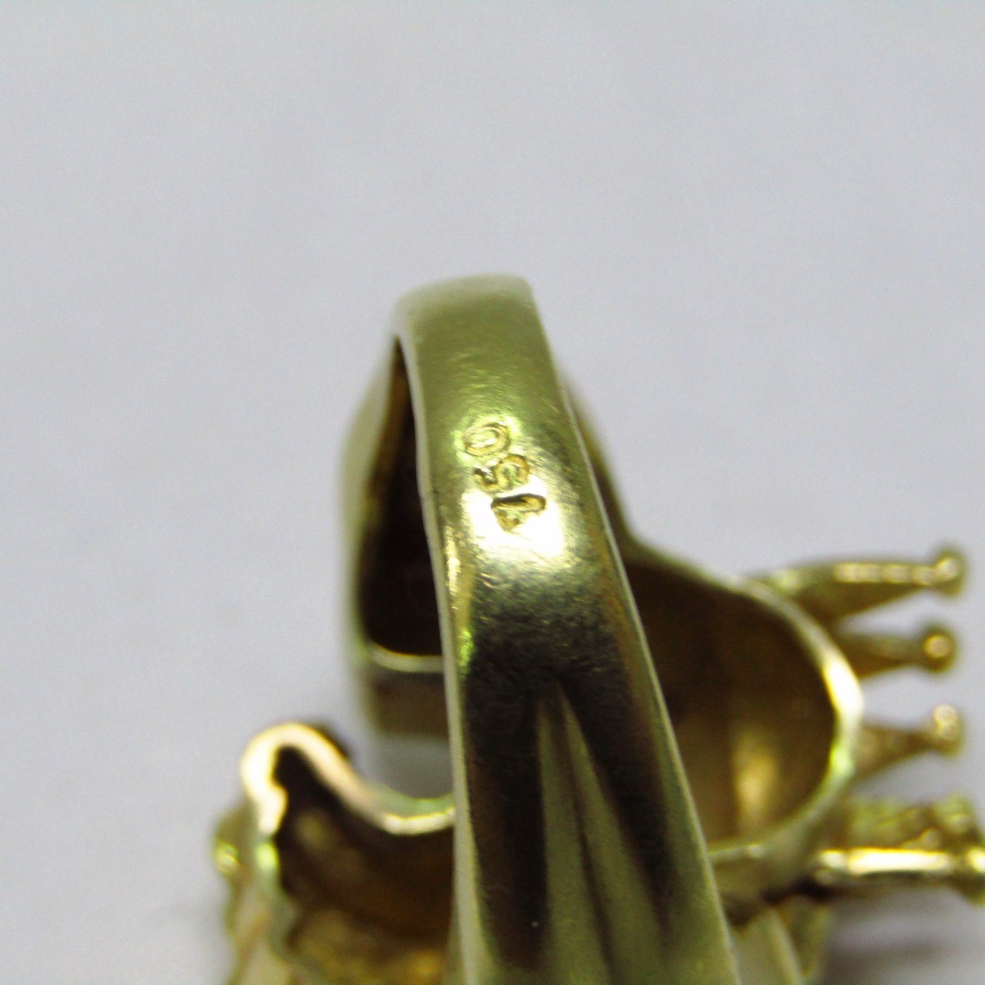 Sortija artesanal realizada en Oro de 18k con forma de felino coronado, con esmalte, zafiro y brillante. 12,54 gr. Sortija artesanal realizada en Oro de 18k con forma de felino coronado, con esmalte, zafiro y brillante. 12,54 gr.