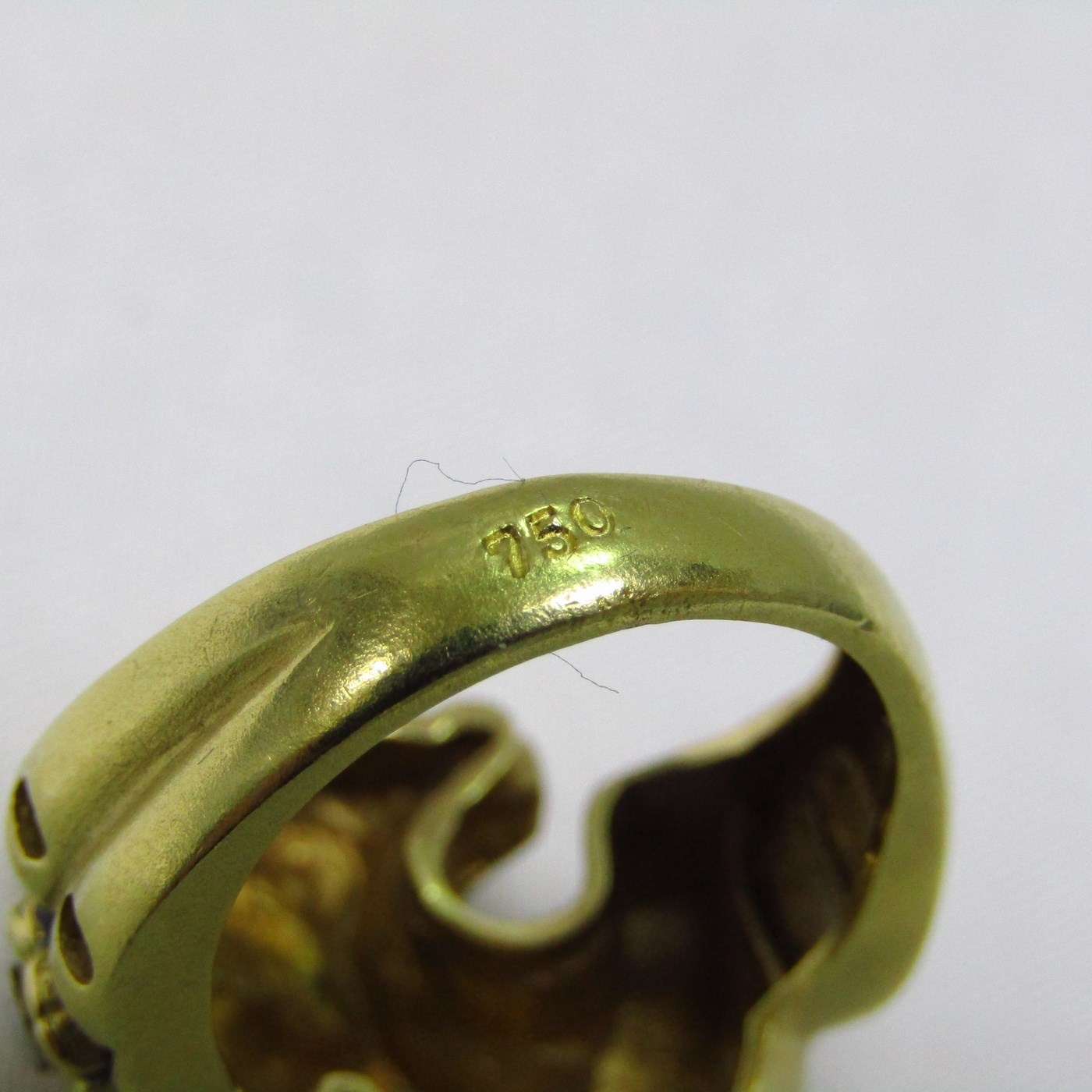 Sortija artesanal realizada en Oro de 18k con forma de felino coronado, con esmalte, zafiro y brillante. 12,54 gr. Sortija artesanal realizada en Oro de 18k con forma de felino coronado, con esmalte, zafiro y brillante. 12,54 gr.