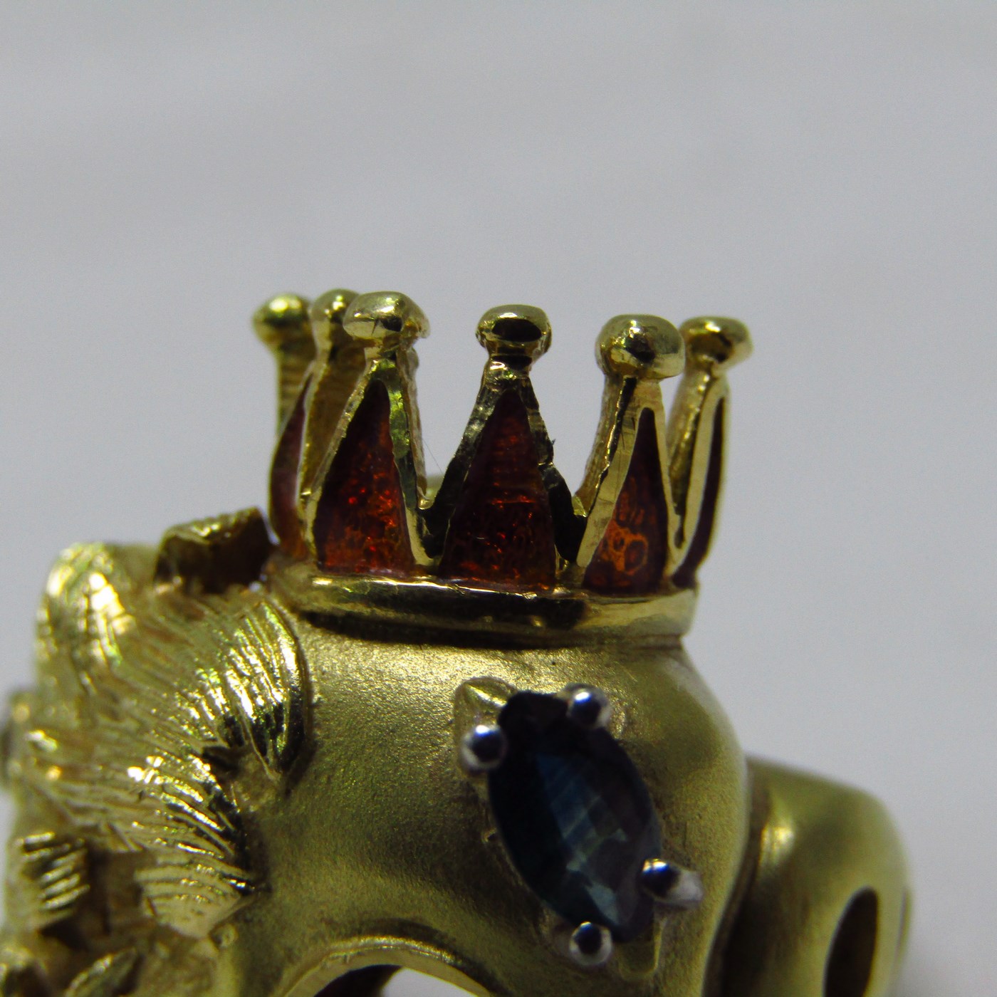 Sortija artesanal realizada en Oro de 18k con forma de felino coronado, con esmalte, zafiro y brillante. 12,54 gr. Sortija artesanal realizada en Oro de 18k con forma de felino coronado, con esmalte, zafiro y brillante. 12,54 gr.