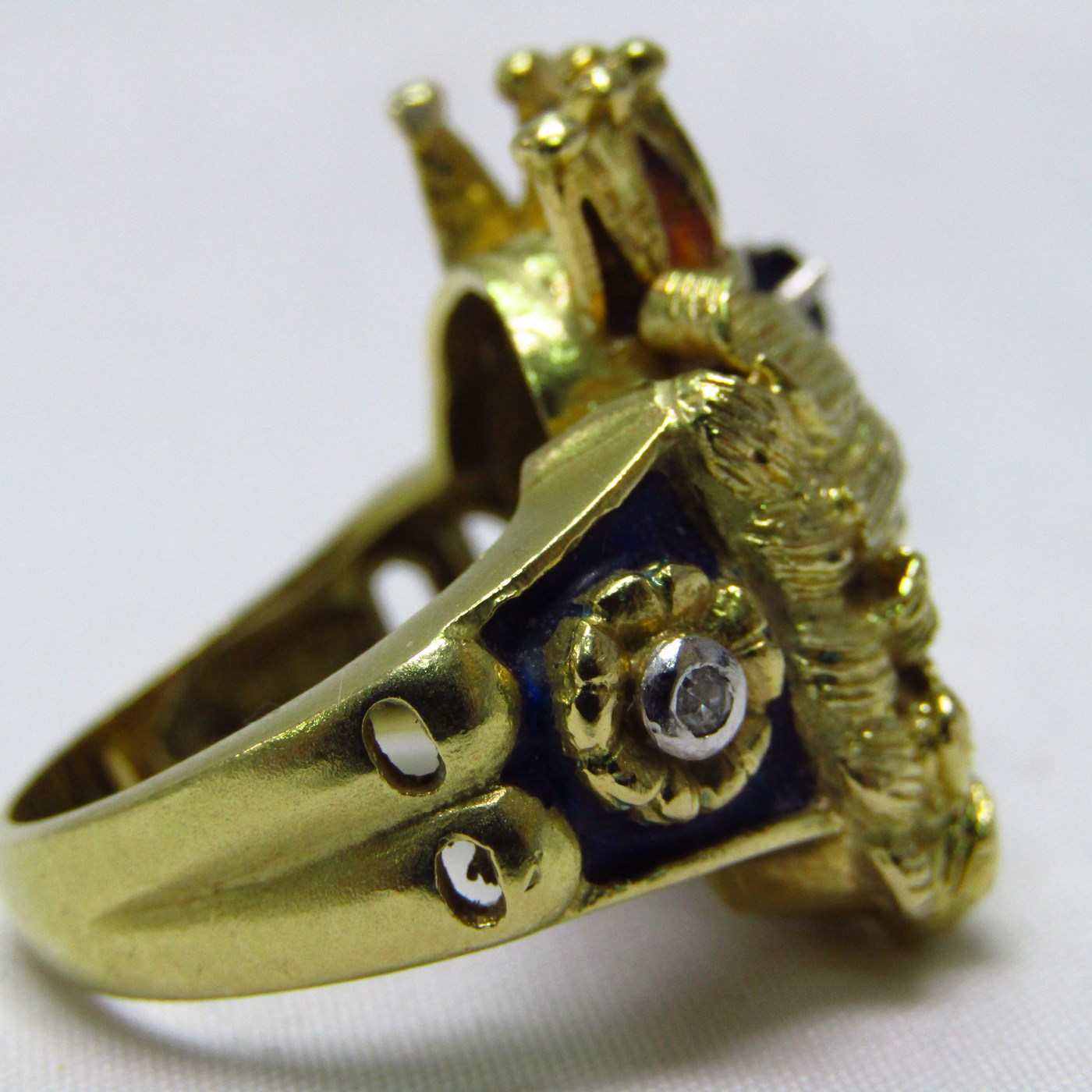 Sortija artesanal realizada en Oro de 18k con forma de felino coronado, con esmalte, zafiro y brillante. 12,54 gr. Sortija artesanal realizada en Oro de 18k con forma de felino coronado, con esmalte, zafiro y brillante. 12,54 gr.