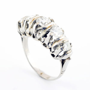 Sortija Cintillo en Oro Blanco con Cinco Diamantes Naturales Talla Brillante (1,13 ct) de (1) 0,41ct (J/SI1) (2) 0.52ct (F-K/SI2) (2) 0.20ct (J-K/VS-SI1).