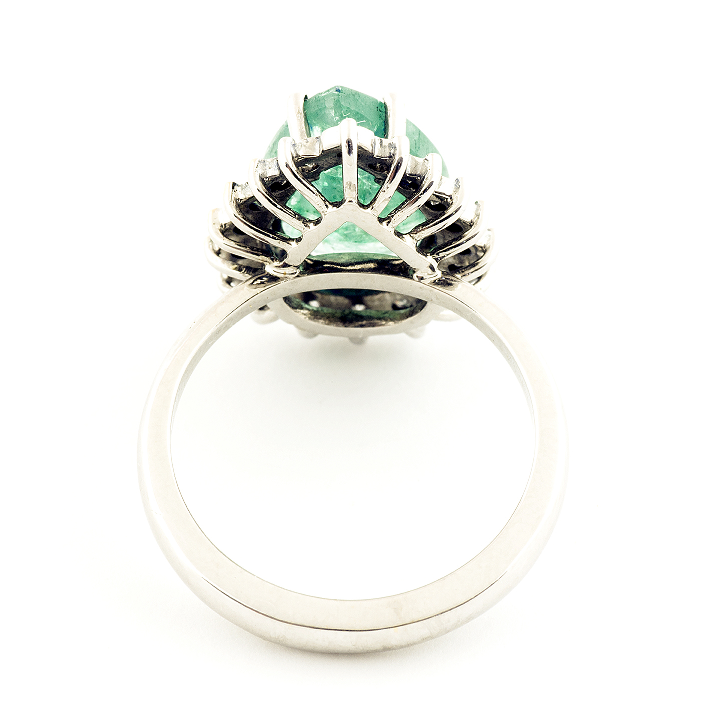 Sortija con Esmeralda talla pera de 4,40 ct. Y 18 Diamantes Naturales talla Brillante de 0,27 ct. (G-H/SI). Sortija con Esmeralda talla pera de 4,40 ct. Y 18 Diamantes Naturales talla Brillante de 0,27 ct. (G-H/SI).