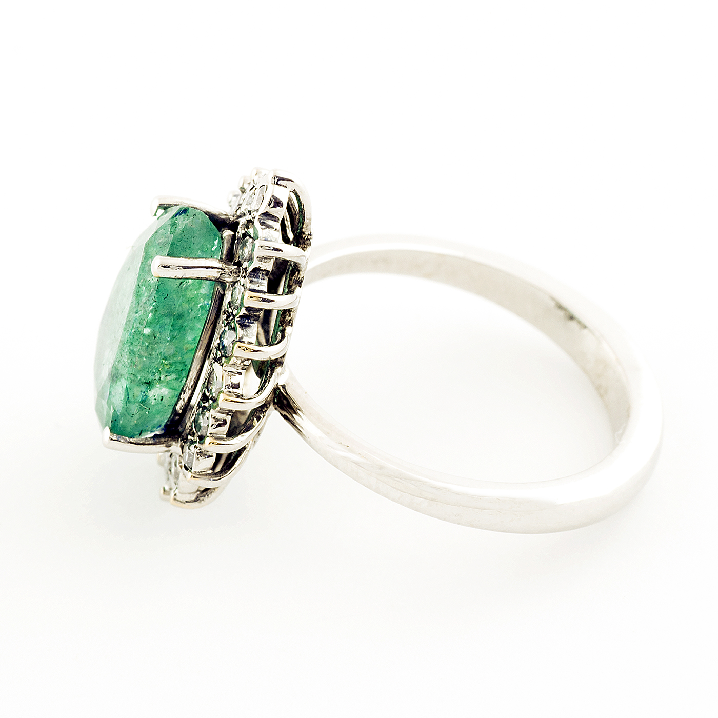 Sortija con Esmeralda talla pera de 4,40 ct. Y 18 Diamantes Naturales talla Brillante de 0,27 ct. (G-H/SI). Sortija con Esmeralda talla pera de 4,40 ct. Y 18 Diamantes Naturales talla Brillante de 0,27 ct. (G-H/SI).