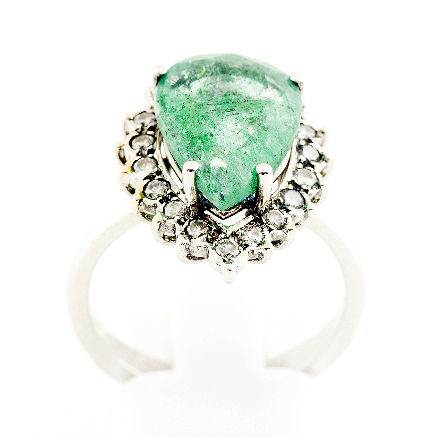 Sortija con Esmeralda talla pera de 4,40 ct. Y 18 Diamantes Naturales talla Brillante de 0,27 ct. (G-H/SI). Sortija con Esmeralda talla pera de 4,40 ct. Y 18 Diamantes Naturales talla Brillante de 0,27 ct. (G-H/SI).