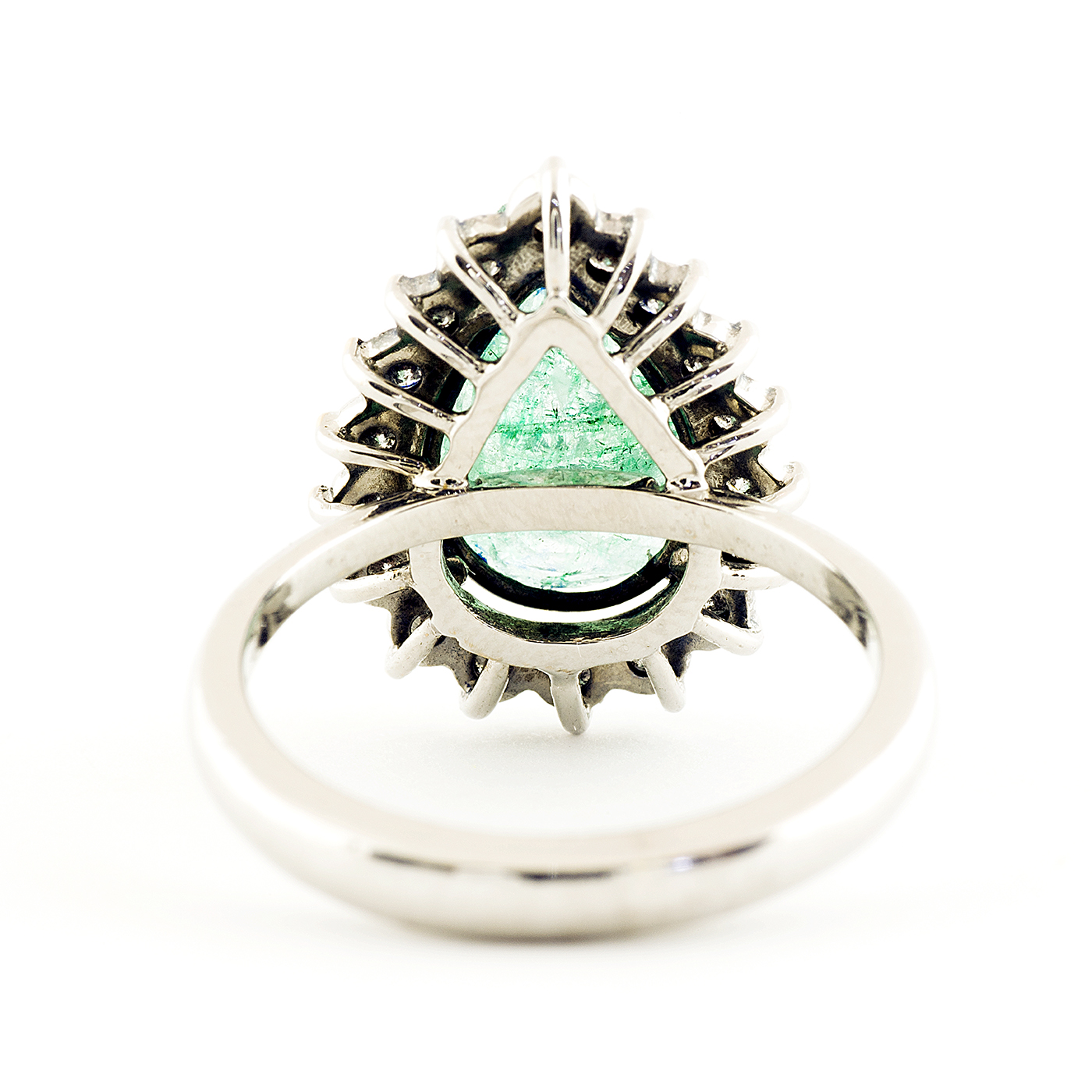 Sortija con Esmeralda talla pera de 4,40 ct. Y 18 Diamantes Naturales talla Brillante de 0,27 ct. (G-H/SI). Sortija con Esmeralda talla pera de 4,40 ct. Y 18 Diamantes Naturales talla Brillante de 0,27 ct. (G-H/SI).