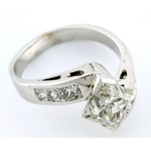 Sortija de Oro Blanco 18k con aro partido y DIAMANTE NATURAL Central talla Princesa 2,53 ct