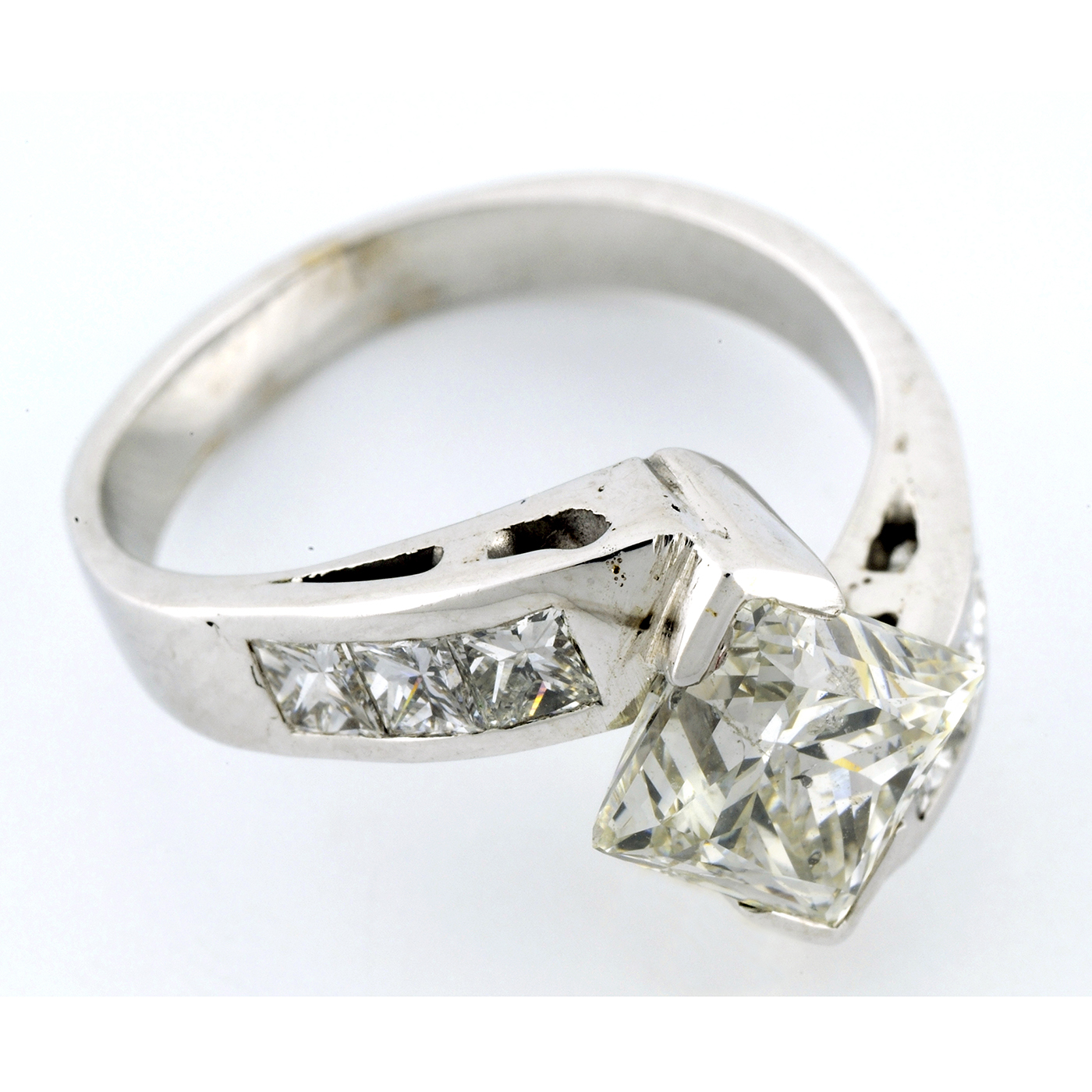 Sortija de Oro Blanco 18k con aro partido y DIAMANTE NATURAL Central talla Princesa 2,53 ct Sortija de Oro Blanco 18k con aro partido y DIAMANTE NATURAL Central talla Princesa 2,53 ct