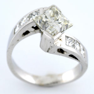 Sortija de Oro Blanco 18k con aro partido y DIAMANTE NATURAL Central talla Princesa 2,53 ct
