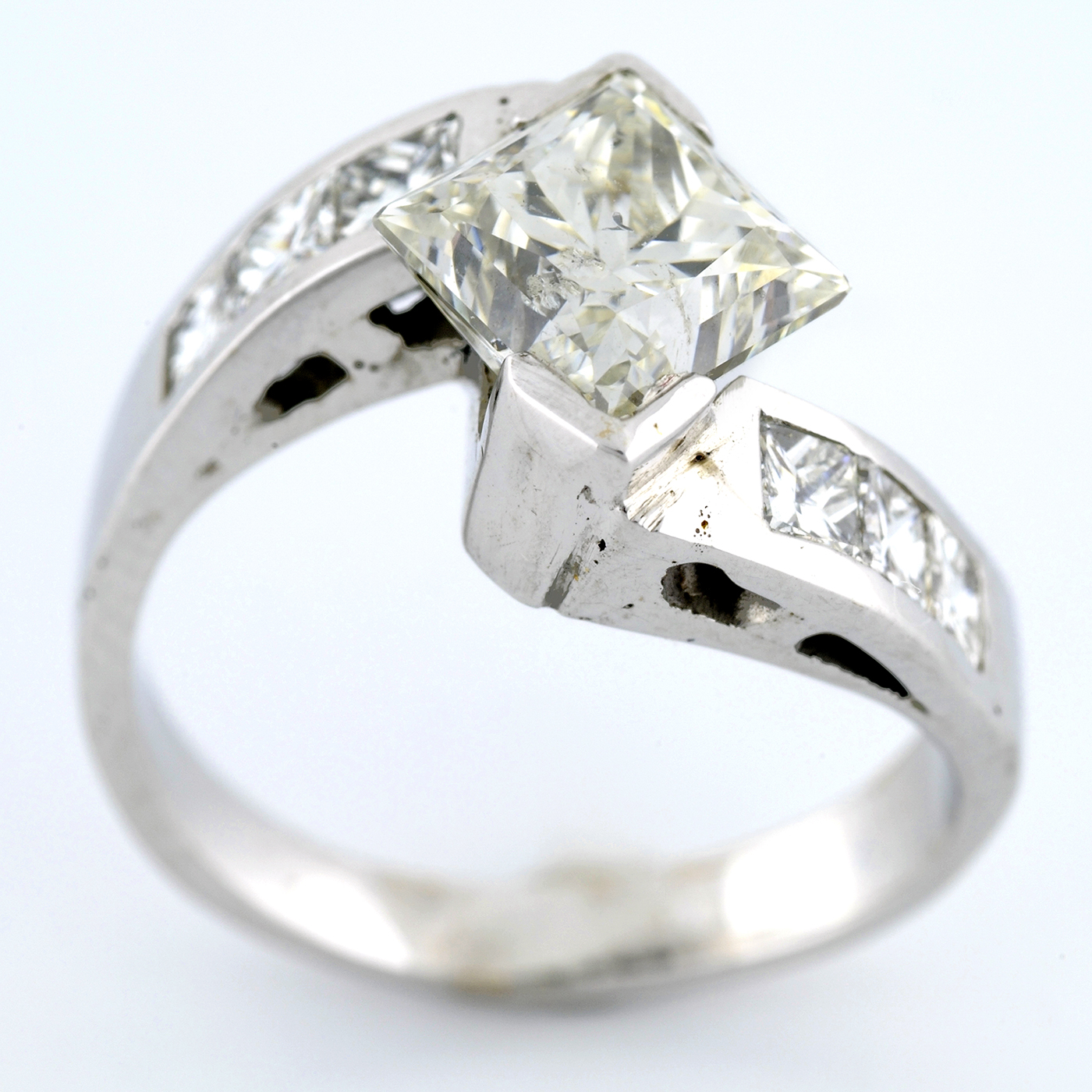 Sortija de Oro Blanco 18k con aro partido y DIAMANTE NATURAL Central talla Princesa 2,53 ct Sortija de Oro Blanco 18k con aro partido y DIAMANTE NATURAL Central talla Princesa 2,53 ct
