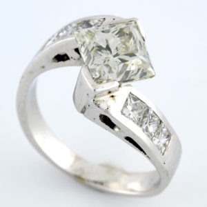 Sortija de Oro Blanco 18k con aro partido y DIAMANTE NATURAL Central talla Princesa 2,53 ct