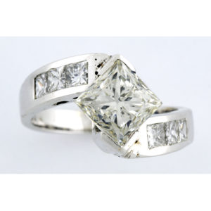 Sortija de Oro Blanco 18k con aro partido y DIAMANTE NATURAL Central talla Princesa 2,53 ct