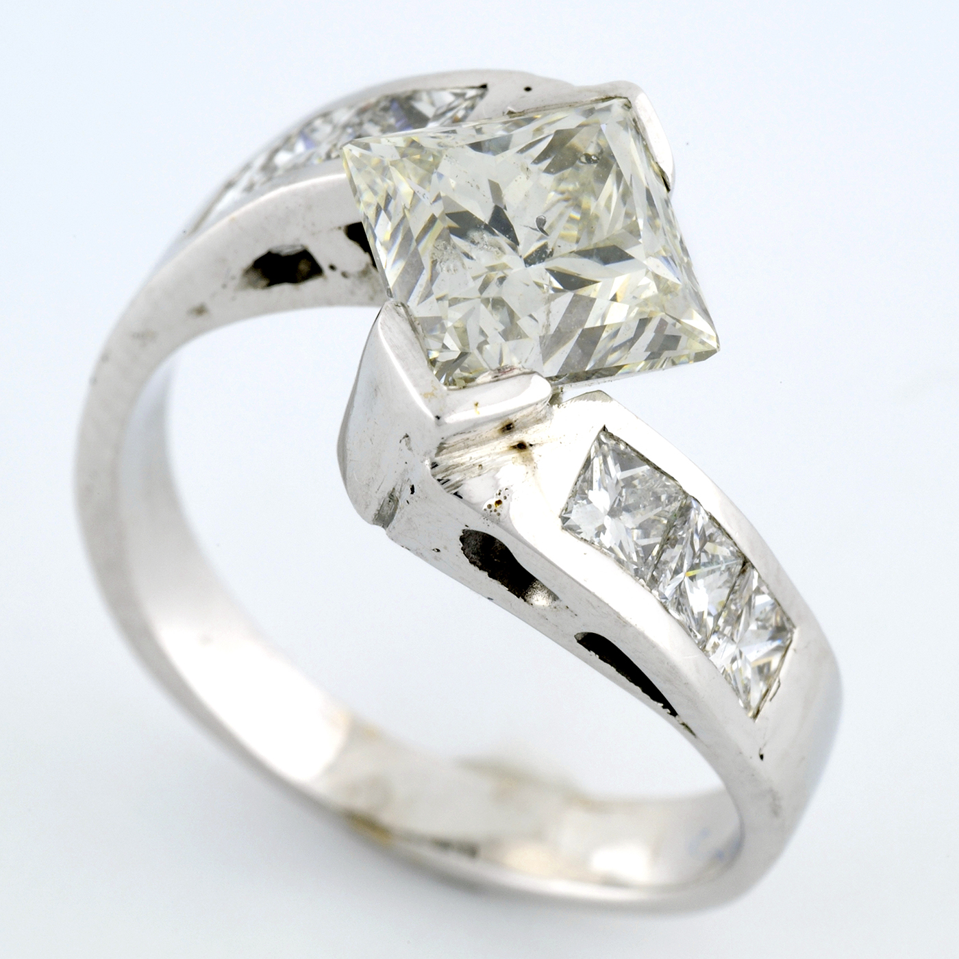 Sortija de Oro Blanco 18k con aro partido y DIAMANTE NATURAL Central talla Princesa 2,53 ct Sortija de Oro Blanco 18k con aro partido y DIAMANTE NATURAL Central talla Princesa 2,53 ct