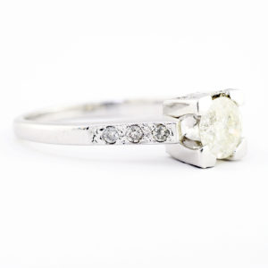 Sortija de Oro Blanco con Diamante Central talla Brillante de 0,77 ct. , Dieciocho (18) de 0,23 ct.