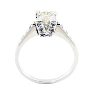 Sortija de Oro Blanco con Diamante Central talla Brillante de 0,77 ct. , Dieciocho (18) de 0,23 ct.