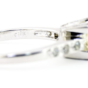 Sortija de Oro Blanco con Diamante Central talla Brillante de 0,77 ct. , Dieciocho (18) de 0,23 ct.
