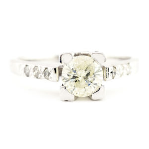 Sortija de Oro Blanco con Diamante Central talla Brillante de 0,77 ct. , Dieciocho (18) de 0,23 ct.