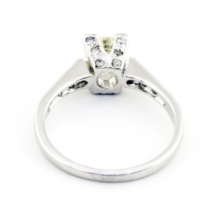 Sortija de Oro Blanco con Diamante Central talla Brillante de 0,77 ct. , Dieciocho (18) de 0,23 ct.