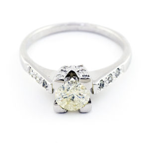 Sortija de Oro Blanco con Diamante Central talla Brillante de 0,77 ct. , Dieciocho (18) de 0,23 ct.