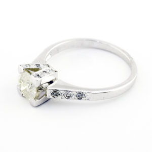 Sortija de Oro Blanco con Diamante Central talla Brillante de 0,77 ct. , Dieciocho (18) de 0,23 ct.