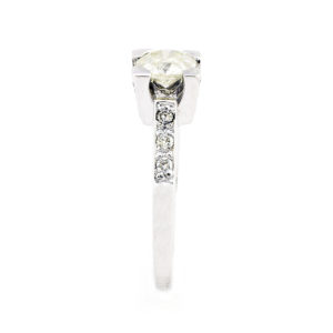 Sortija de Oro Blanco con Diamante Central talla Brillante de 0,77 ct. , Dieciocho (18) de 0,23 ct.