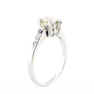 Sortija de Oro Blanco con Diamante Central talla Brillante de 0,77 ct. , Dieciocho (18) de 0,23 ct.