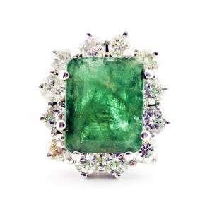Sortija de Oro Blanco con Esmeralda Central de 3,40 ct. y 12 Diamantes Talla Brillante de 1,20 ct. (I-L/I1). Certificado IGE