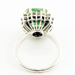 Sortija de Oro Blanco con Esmeralda Central de 3,40 ct. y 12 Diamantes Talla Brillante de 1,20 ct. (I-L/I1). Certificado IGE