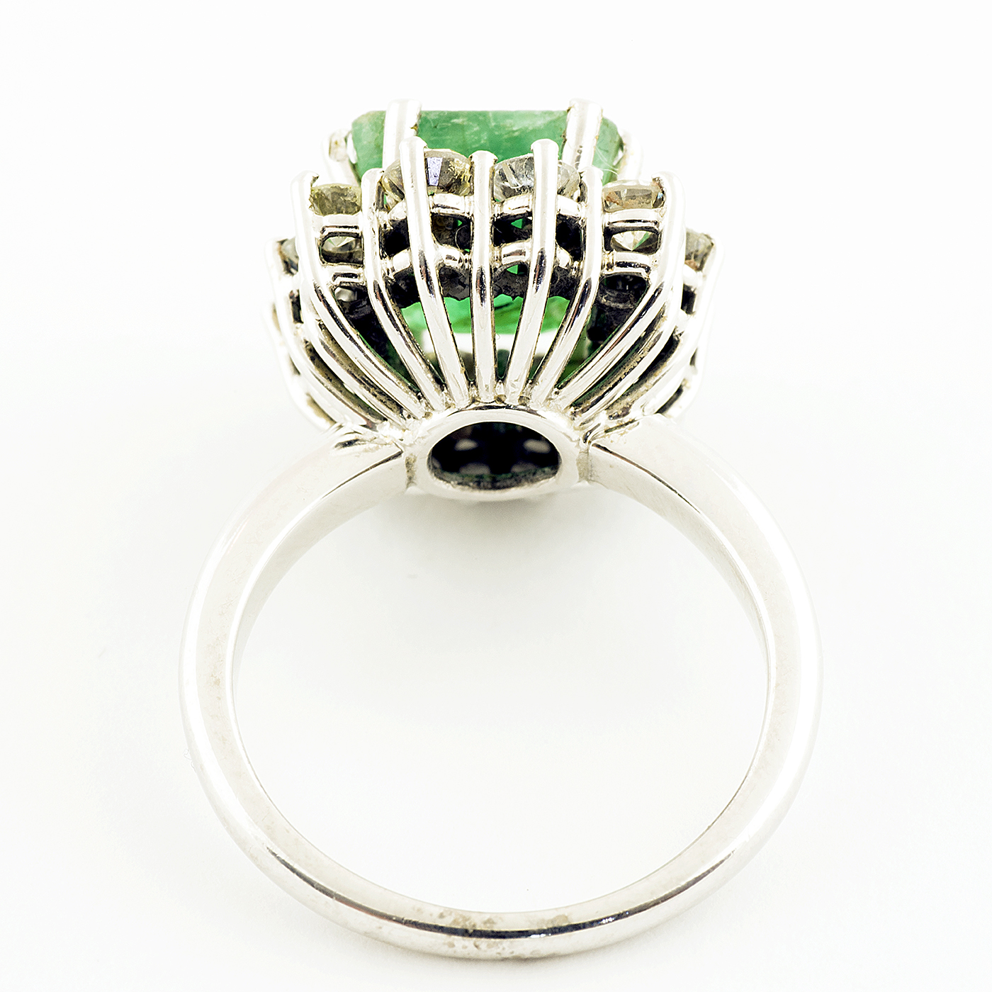 Sortija de Oro Blanco con Esmeralda Central de 3,40 ct. y 12 Diamantes Talla Brillante de 1,20 ct. (I-L/I1). Certificado IGE Sortija de Oro Blanco con Esmeralda Central de 3,40 ct. y 12 Diamantes Talla Brillante de 1,20 ct. (I-L/I1). Certificado IGE