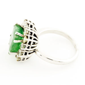 Sortija de Oro Blanco con Esmeralda Central de 3,40 ct. y 12 Diamantes Talla Brillante de 1,20 ct. (I-L/I1). Certificado IGE