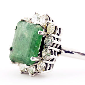Sortija de Oro Blanco con Esmeralda Central de 3,40 ct. y 12 Diamantes Talla Brillante de 1,20 ct. (I-L/I1). Certificado IGE