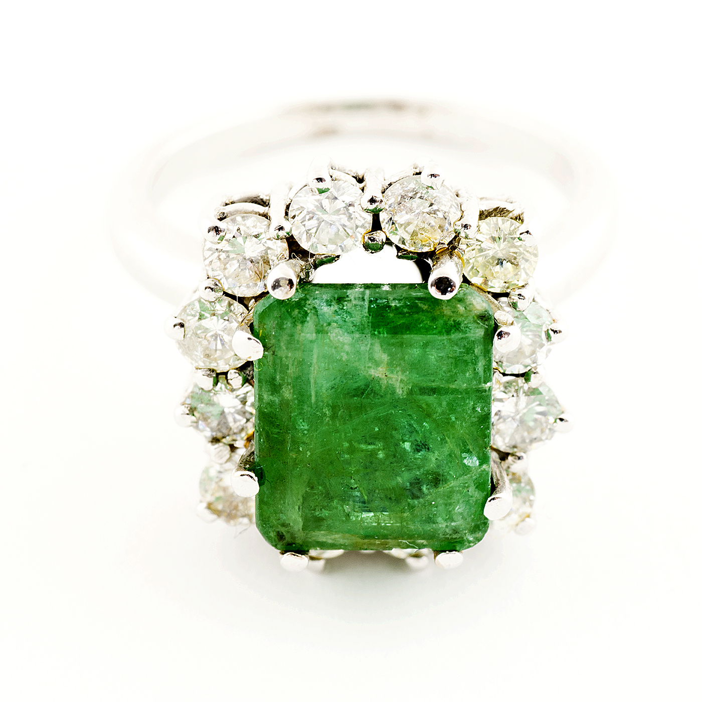 Sortija de Oro Blanco con Esmeralda Central de 3,40 ct. y 12 Diamantes Talla Brillante de 1,20 ct. (I-L/I1). Certificado IGE Sortija de Oro Blanco con Esmeralda Central de 3,40 ct. y 12 Diamantes Talla Brillante de 1,20 ct. (I-L/I1). Certificado IGE