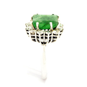 Sortija de Oro Blanco con Esmeralda Central de 3,40 ct. y 12 Diamantes Talla Brillante de 1,20 ct. (I-L/I1). Certificado IGE