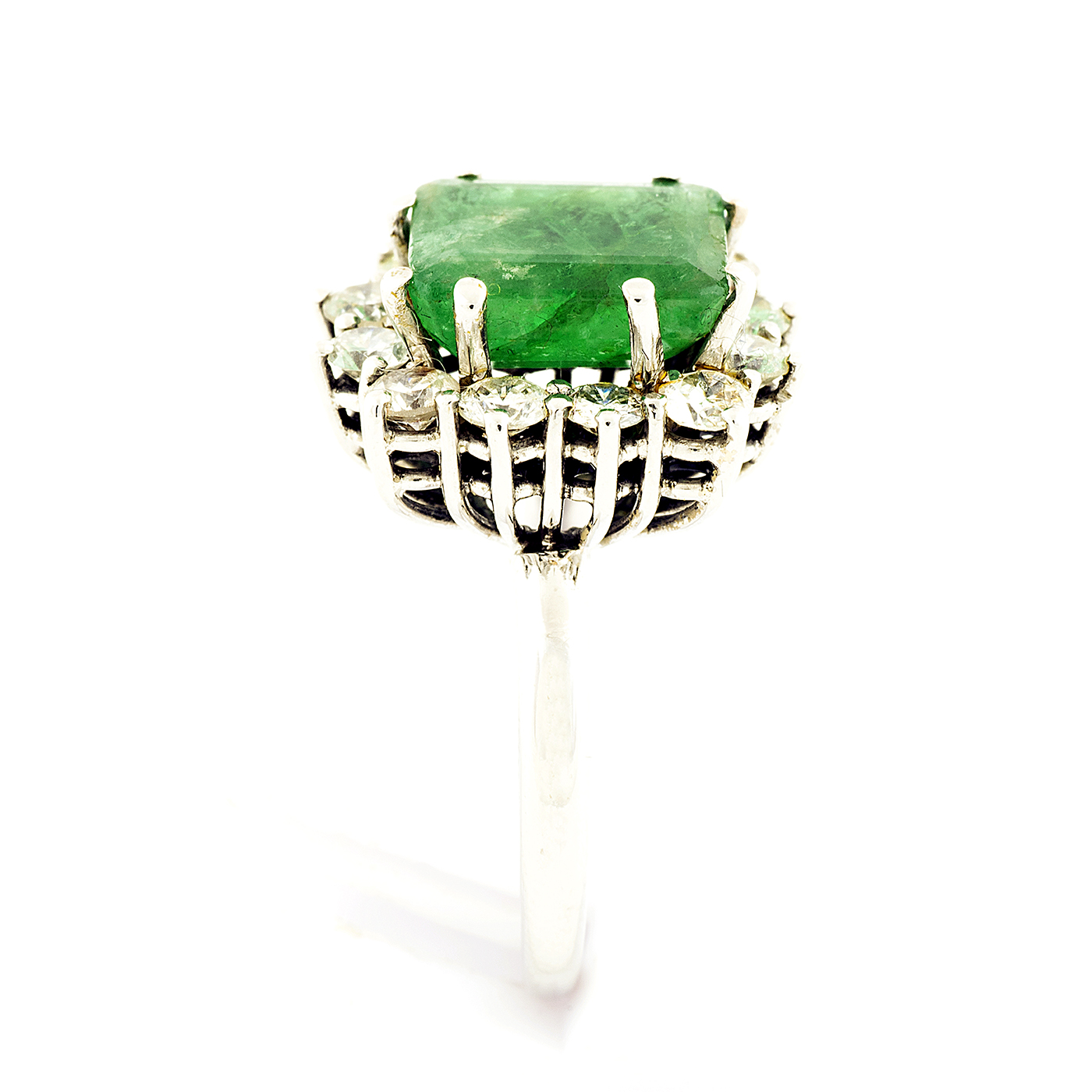 Sortija de Oro Blanco con Esmeralda Central de 3,40 ct. y 12 Diamantes Talla Brillante de 1,20 ct. (I-L/I1). Certificado IGE Sortija de Oro Blanco con Esmeralda Central de 3,40 ct. y 12 Diamantes Talla Brillante de 1,20 ct. (I-L/I1). Certificado IGE