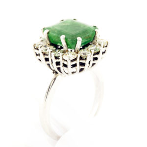 Sortija de Oro Blanco con Esmeralda Central de 3,40 ct. y 12 Diamantes Talla Brillante de 1,20 ct. (I-L/I1). Certificado IGE