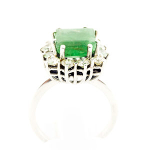 Sortija de Oro Blanco con Esmeralda Central de 3,40 ct. y 12 Diamantes Talla Brillante de 1,20 ct. (I-L/I1). Certificado IGE