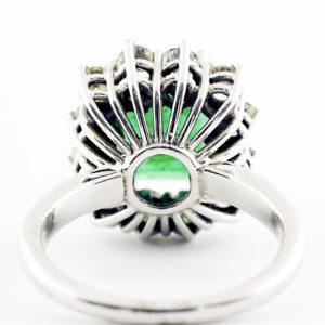 Sortija de Oro Blanco con Esmeralda Central de 3,40 ct. y 12 Diamantes Talla Brillante de 1,20 ct. (I-L/I1). Certificado IGE
