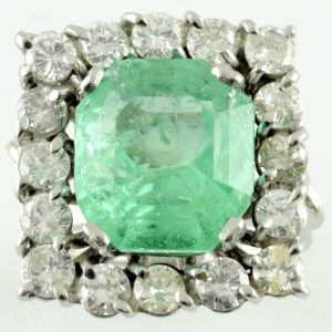 Sortija de Oro blanco con Esmeralda Colombiana de 9,17 cts. y orla de 16 diamantes talla brillante 2,08 cts. 8,41 gr. (Certificado IGE)