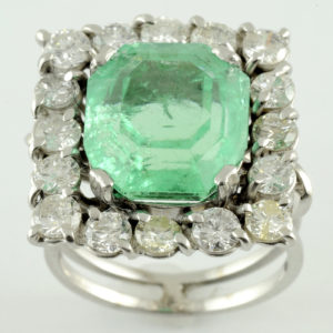 Sortija de Oro blanco con Esmeralda Colombiana de 9,17 cts. y orla de 16 diamantes talla brillante 2,08 cts. 8,41 gr. (Certificado IGE)
