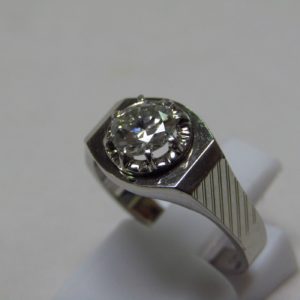 Sortija de Oro Blanco de 18k. con Diamante Natural Talla Brillante de 0,70 ct. (J/SI2). Certificado IGE.