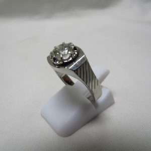 Sortija de Oro Blanco de 18k. con Diamante Natural Talla Brillante de 0,70 ct. (J/SI2). Certificado IGE.