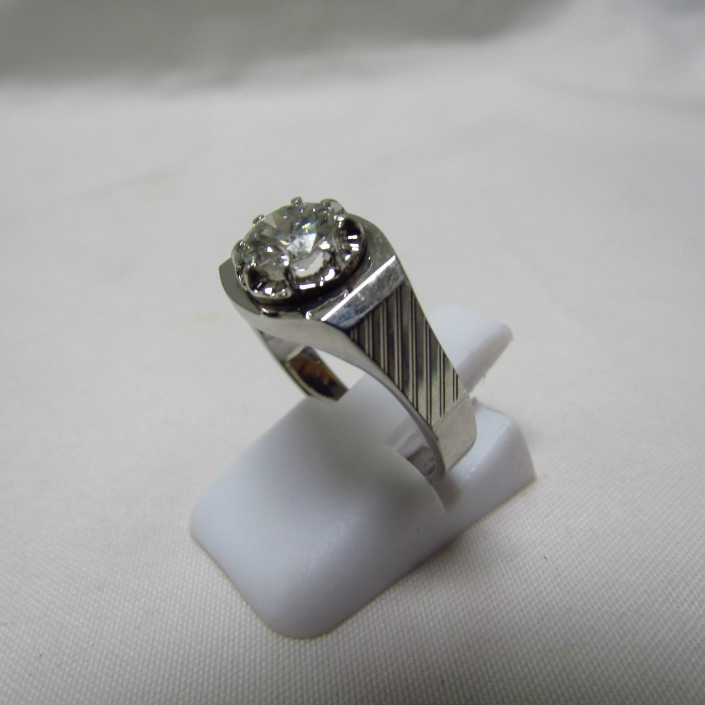 Sortija de Oro Blanco de 18k. con Diamante Natural Talla Brillante de 0,70 ct. (J/SI2). Certificado IGE. Sortija de Oro Blanco de 18k. con Diamante Natural Talla Brillante de 0,70 ct. (J/SI2). Certificado IGE.