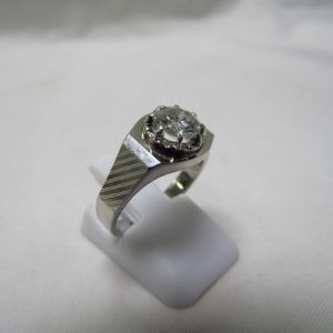 Sortija de Oro Blanco de 18k. con Diamante Natural Talla Brillante de 0,70 ct. (J/SI2). Certificado IGE.