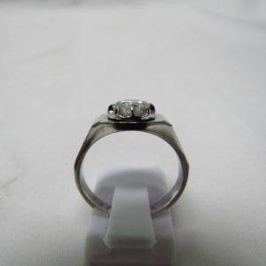 Sortija de Oro Blanco de 18k. con Diamante Natural Talla Brillante de 0,70 ct. (J/SI2). Certificado IGE.