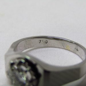Sortija de Oro Blanco de 18k. con Diamante Natural Talla Brillante de 0,70 ct. (J/SI2). Certificado IGE.