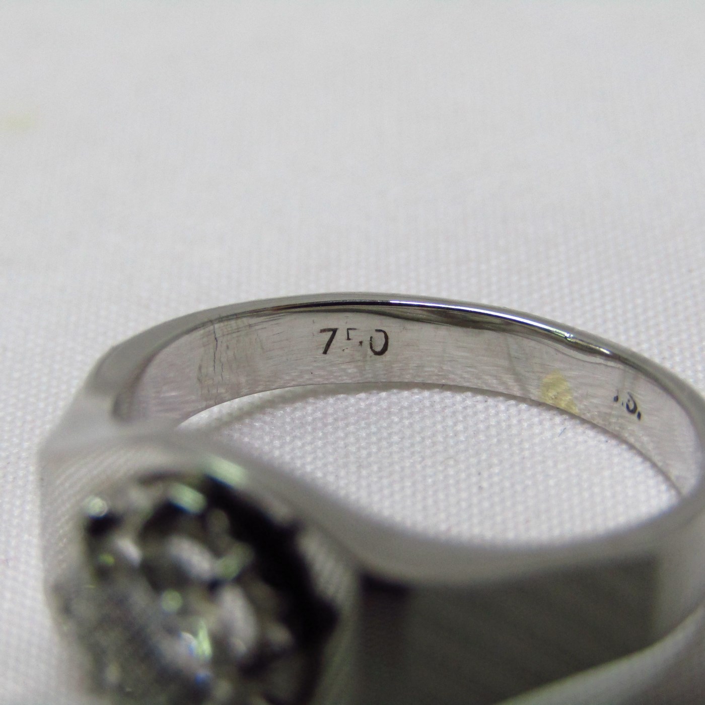 Sortija de Oro Blanco de 18k. con Diamante Natural Talla Brillante de 0,70 ct. (J/SI2). Certificado IGE. Sortija de Oro Blanco de 18k. con Diamante Natural Talla Brillante de 0,70 ct. (J/SI2). Certificado IGE.